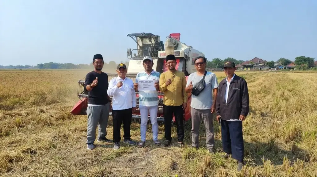 Desa Sumber Kidul Cirebon Terima Bantuan Combine Harvester, Proses Panen Padi Kini Jauh Lebih Cepat Bantuan alat mesin pertanian desa sumberkidul