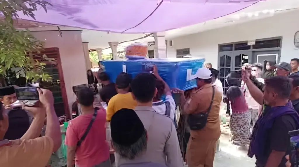 Jenazah korban KM Virgo asal Cirebon tiba di rumah duka di rumah duka