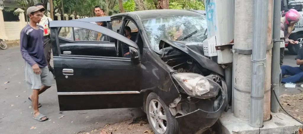 Kecelakaan Tunggal di Depan Kantor BKPSDM Cirebon, Mobil Diduga Dipakai Belajar Nyetir Kecelakaan mobil di depan Kantor BKPSDM