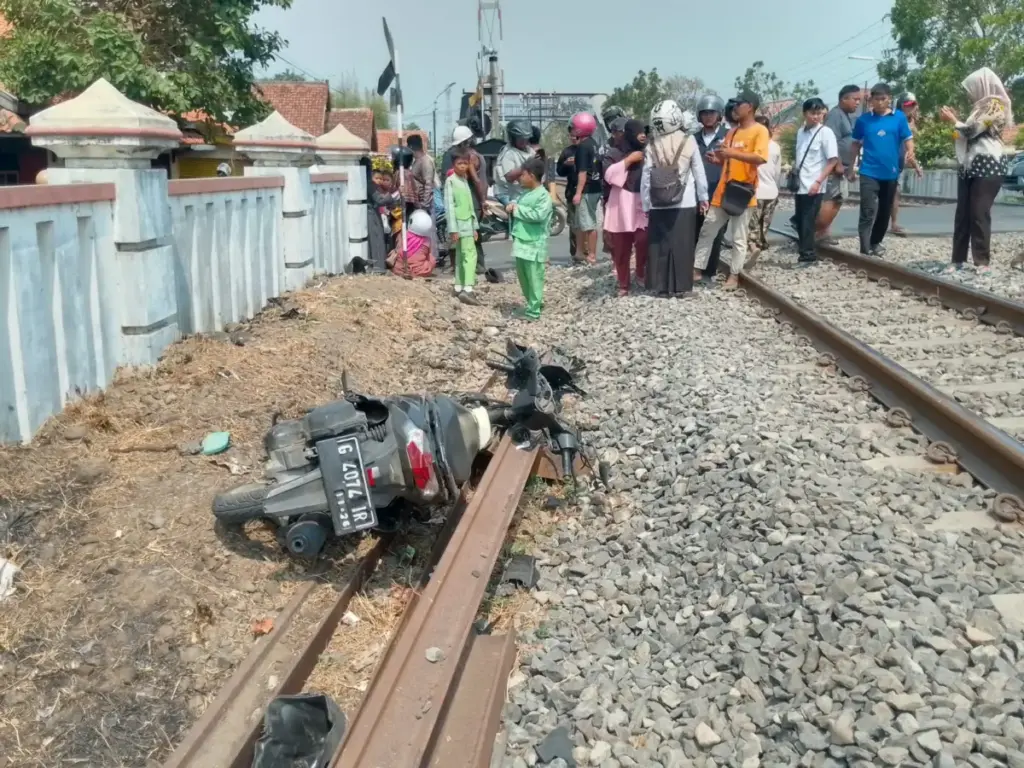 Sepeda motor tertabrak kereta api di brebes