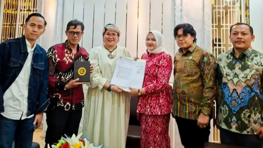 DPRD dan Bapemperda Kabupaten Cirebon serahkan 8 aspirasi BEM UMC ke DPR RI