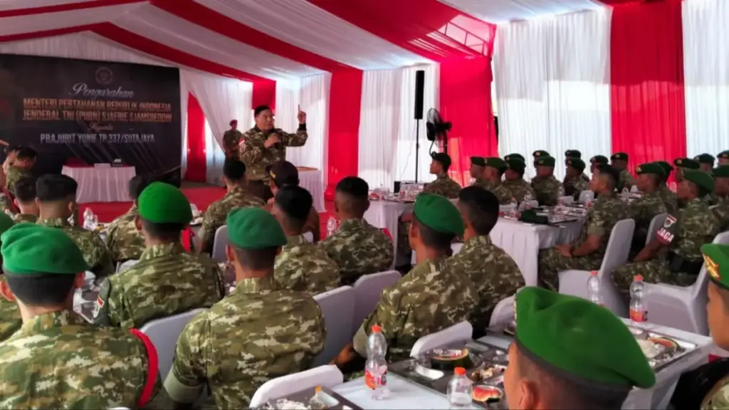 Kunjungi Markas Yonif TP 337 Sutajaya Cirebon, Menhan Sjafrie Tekankan Pentingnya Kedekatan dengan Rakyat Kunjungan menhan ke desa Tonjong
