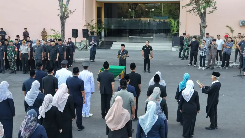 Effendi Edo Lantik 26 pejabat administrator dan pengawas lingkungan Pemkot cirebon