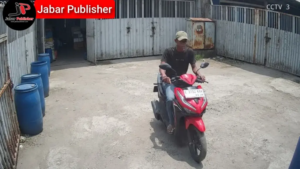 Motor Karyawan Toko di Waled Cirebon Digondol Maling, Dua Pelaku Terekam CCTV