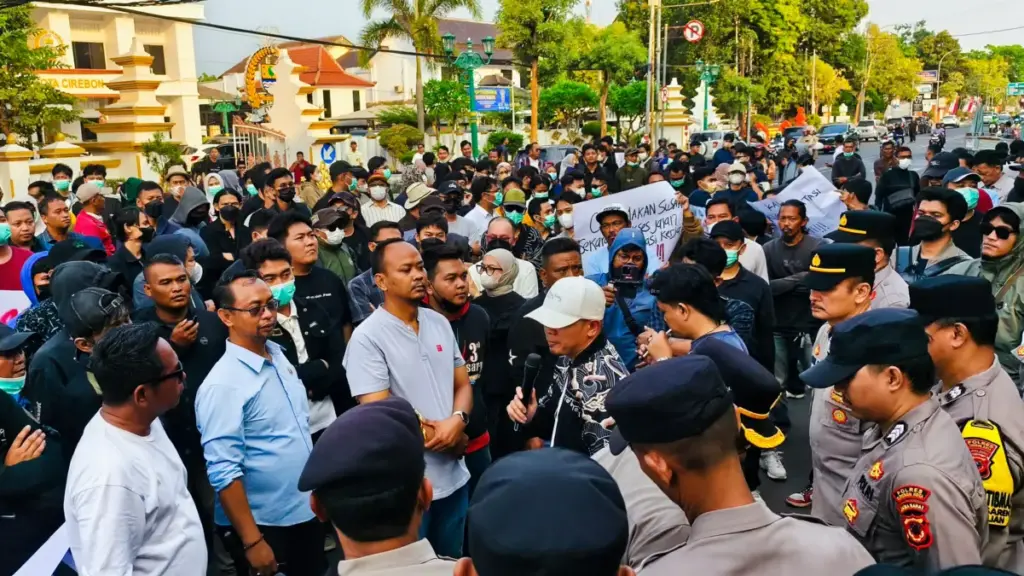 Aksi warga Pabedilan di PT. KAI