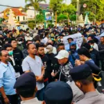 Aksi warga Pabedilan di PT. KAI
