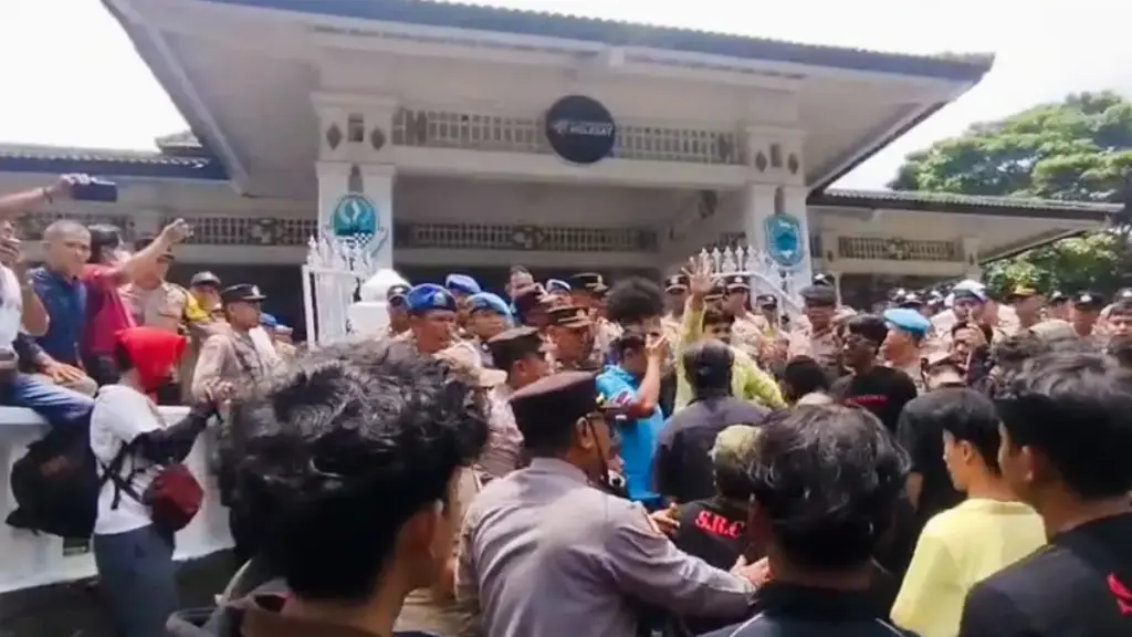 Tolak Eksploitasi Gunung Ciremai, Mahasiswa dan Warga Geruduk Pendopo Kuningan Tolak Eksploitasi Gunung Ciremai, Mahasiswa dan Warga Geruduk Pendopo Kuningan