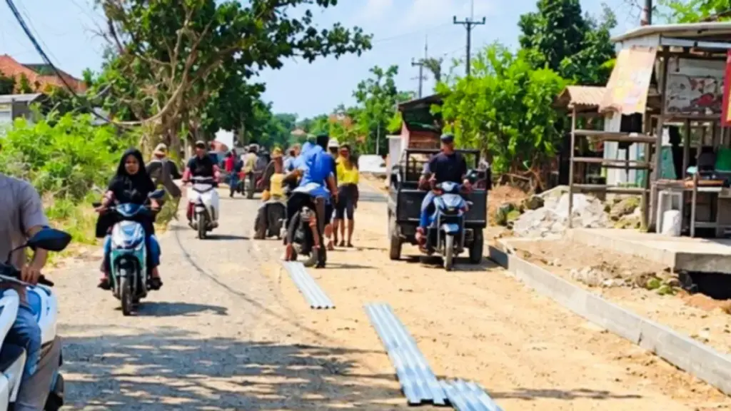 18 Tahun Diabaikan, Warga Tiga Desa di Cirebon Patungan Rp400 Juta untuk Beton Jalan Rusak