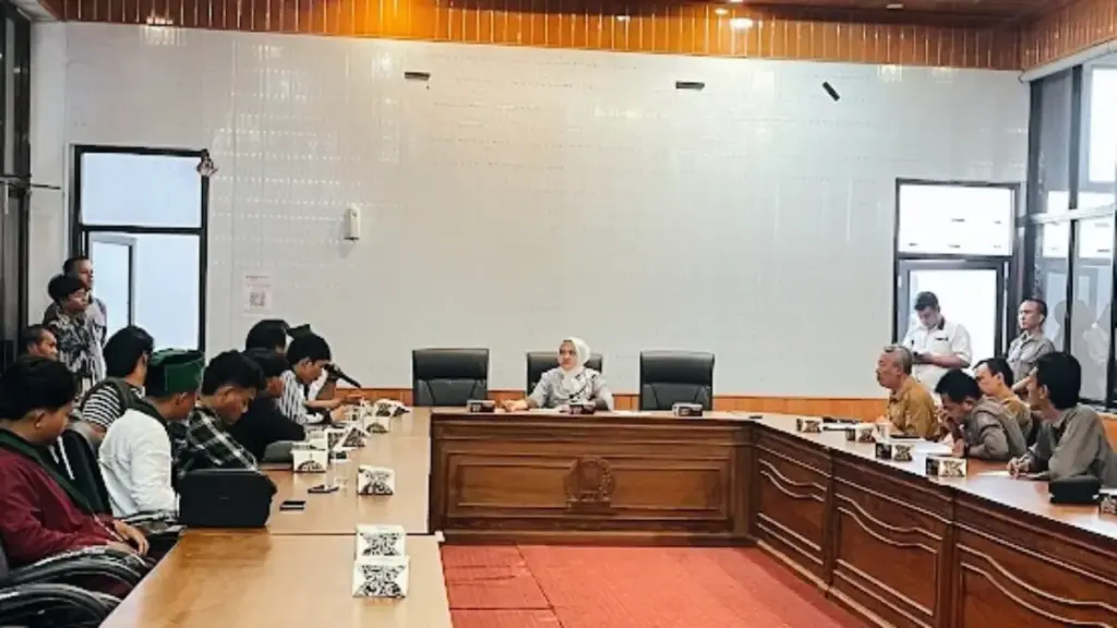 Gelombang Aksi Lanjutan, Ketua DPRD Kabupaten Cirebon Akomodasi Tiga Tuntutan HMI Gelombang Aksi Lanjutan, Ketua DPRD Kabupaten Cirebon Akomodasi Tiga Tuntutan HMI