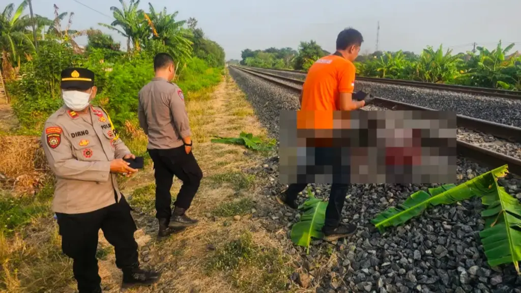 Pria 60 Tahun Tewas Tertemper Kereta Api di Mundu Cirebon, Polisi Lakukan Evakuasi