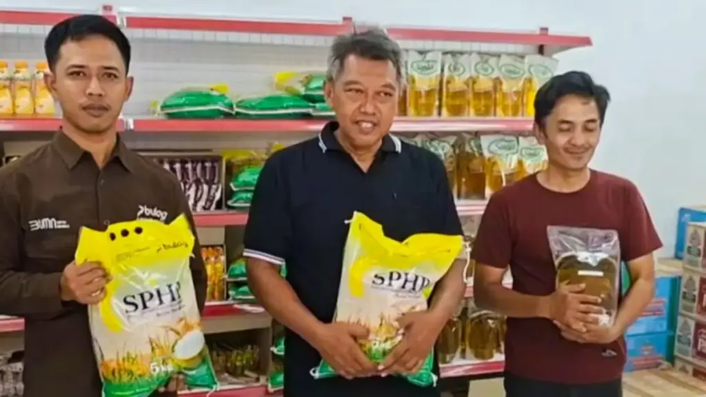 Perkuat Akses Pangan Terjangkau, BULOG Cirebon Salurkan 89 Ton Beras SPHP dan 93.000 Liter Minyakita via KDKMP