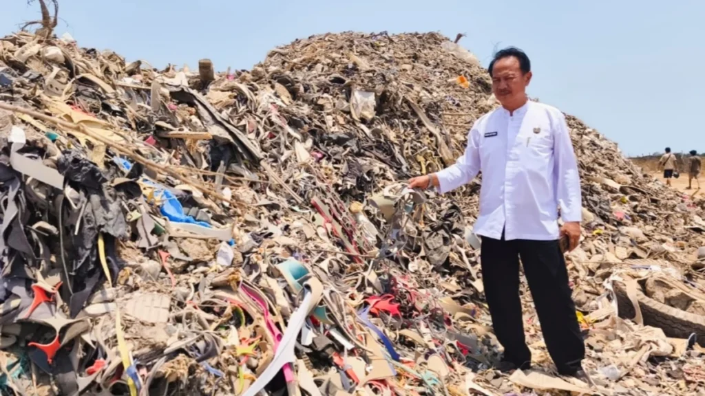 Buntut Tumpukan Sampah di Luar Gudang, DLH Cirebon Tegur Keras PT MSS dan Beri Ultimatum 24 Jam Buntut Tumpukan Sampah di Luar Gudang, DLH Cirebon Tegur Keras PT MSS dan Beri Ultimatum 24 Jam