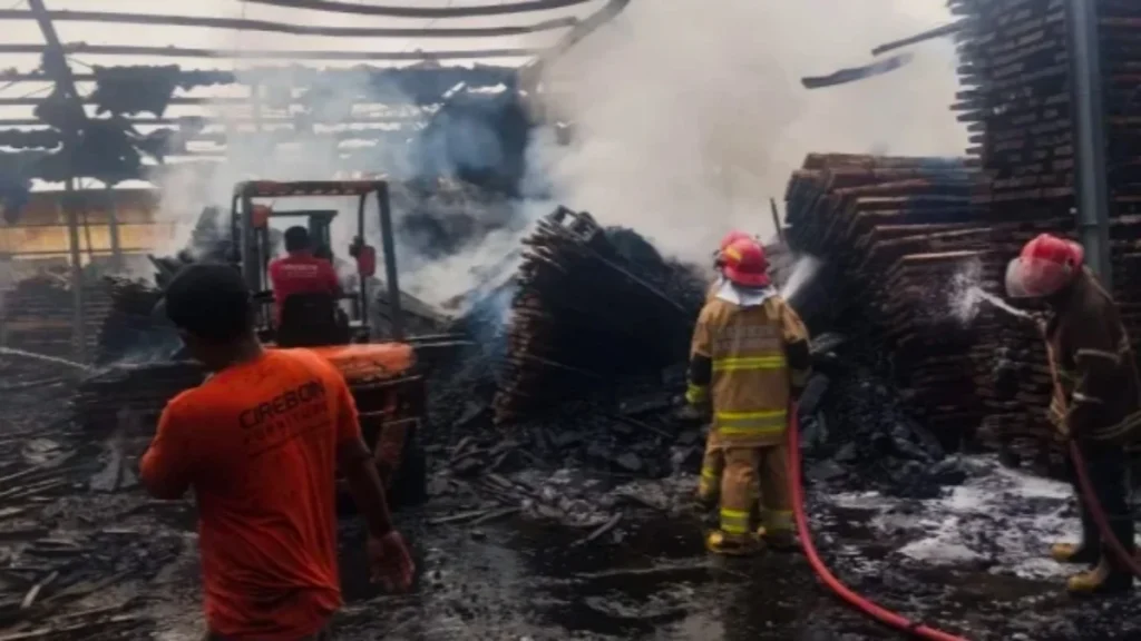 Pabrik Mebel di Plered Cirebon Terbakar Hebat, Kerugian Diperkirakan Tembus Rp750 Juta Pabrik Mebel di Plered Cirebon Terbakar Hebat, Kerugian Diperkirakan Tembus Rp750 Juta