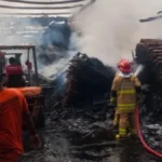 Pabrik Mebel di Plered Cirebon Terbakar Hebat, Kerugian Diperkirakan Tembus Rp750 Juta Pabrik Mebel di Plered Cirebon Terbakar Hebat, Kerugian Diperkirakan Tembus Rp750 Juta