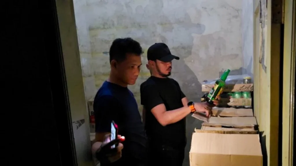 Berantas Penyakit Masyarakat, Polres Cirebon Kota Sita 442 Botol Miras dari Warung di Lemahwungkuk Berantas Penyakit Masyarakat, Polres Cirebon Kota Sita 442 Botol Miras dari Warung di Lemahwungkuk