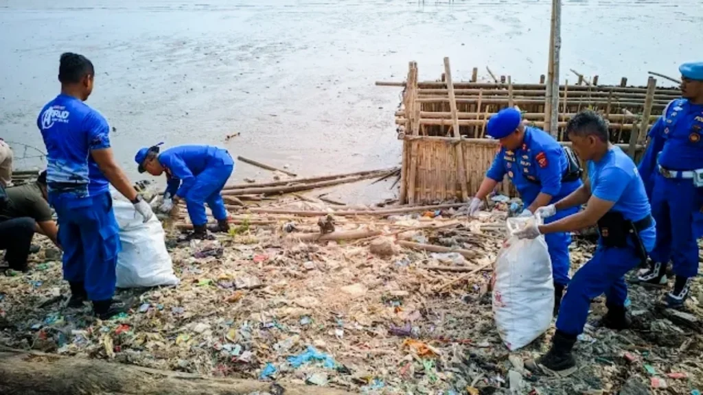 Peringati HUT ke-76 Polairud, Ratusan Personel Gabungan Sisir Sampah Kiriman di Pantai Kesenden Peringati HUT ke-76 Polairud, Ratusan Personel Gabungan Sisir Sampah Kiriman di Pantai Kesenden
