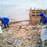 Peringati HUT ke-76 Polairud, Ratusan Personel Gabungan Sisir Sampah Kiriman di Pantai Kesenden