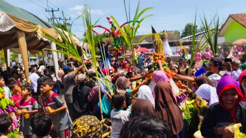 Warga Berebut Gunungan Hasil Bumi, Puncak Sedekah Bumi Karangwangun Berlangsung Meriah Warga Berebut Gunungan Hasil Bumi, Puncak Sedekah Bumi Karangwangun Berlangsung Meriah