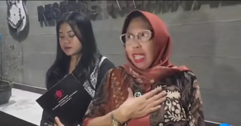 Didampingi Kuasa Hukum, Dokter Edi Jalani Pemeriksaan Maraton 9 Jam Terkait Tewasnya Sang Istri Didampingi Kuasa Hukum, Dokter Edi Jalani Pemeriksaan Maraton 9 Jam Terkait Tewasnya Sang Istri
