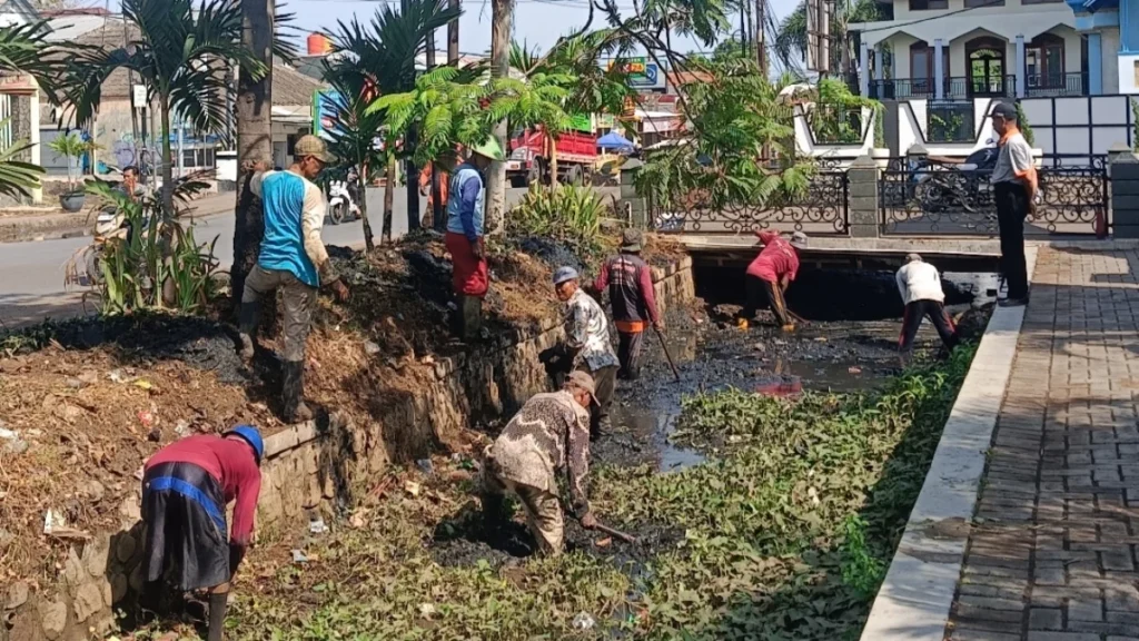Tingkatkan Kapasitas Drainase, DPUTR Cirebon Keruk Sedimentasi di Depan SMAN 1 Lemahabang Pascabanjir