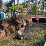 Tingkatkan Kapasitas Drainase, DPUTR Cirebon Keruk Sedimentasi di Depan SMAN 1 Lemahabang Pascabanjir